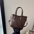 Retro dunkelbraune Leder-Tragetasche mit Goldschrift und verstellbarem Schultergurt - Braun