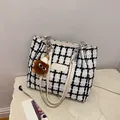 Grand sac cabas en tweed à carreaux noir et blanc avec anse en cuir et breloque - Carreaux Blancs Avec Peluche