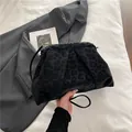 Sac nuage noir à motif léopard avec texture plissée douce et bandoulière élégante - Noir