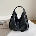 Sac cabas chic en similicuir noir brillant avec large bandoulière réglable et métal - Noir