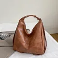 Sac hobo polyvalent en cuir PU texturé marron vintage avec garniture argentée - Marron