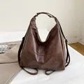 Sac cabas minimaliste en cuir marron foncé avec texture vintage et fermeture éclair - Marron