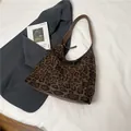 Schicke Hobo-Tasche mit Leopardenmuster, braunem Lederriemen und großem Fassungsvermögen - Schwarz