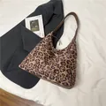 Modische Shopper Tasche mit Leopardenmuster und braunen Lederriemen im Flat Lay - Khaki