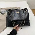 Grand sac cabas noir matelassé avec bandoulière en chaîne dorée et fermoir pivotant - Noir