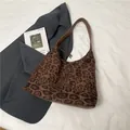 Hobo-Schultertasche mit Leopardenmuster, großem Fassungsvermögen und Lederriemen - Braun
