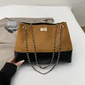 Sac cabas matelassé marron et noir avec bandoulière chaîne dorée et fermoir pivotant - Marron