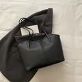 Bolso tote negro minimalista con textura de lichi y etiqueta de moda elegante - Negro