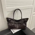Bolso tote retro grande marrón oscuro en piel sintética brillante con detalle de hebilla - Marrón