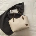 Bolso tote vintage grande en blanco crema con ribete marrón y textura de lichi - Blanco