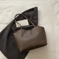Bolso tote vintage de cuero marrón oscuro con grano de guijarros y correas de hombro - Marrón