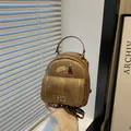 Mini sac à main marron avec motif chat et bandoulière chaîne devant une fenêtre - Marron