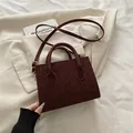 Bolso bandolera rojo oscuro con estampado de leopardo y detalles de herrajes dorados - Rojo