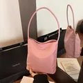 Rosa Schultertasche mit Hope and Future Stickerei auf glattem Nylongewebe - Rosa