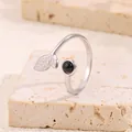 Détails de motif de feuille et d'émail noir sur la bague ouverte en acier inoxydable - Feuille d'Argent Avec Émail Noir