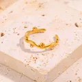 Détail d'une bague dorée ajustable en forme de vigne avec des zircons transparents - Ouvert / Or Zircon Blanc