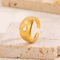 Vue macro d'une bague plaquée or 18k avec texture rayons de soleil et pierre opale - Résine Époxy Transparente / Or