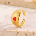 Λεπτομέρεια δαχτυλιδιού από ατσάλι 18k με κόκκινη πέτρα και ακτινωτή υφή - Κόκκινο Σμάλτο / Χρυσό