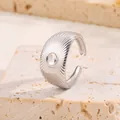 Vue macro d'une bague réglable argentée avec un design à texture rayons de soleil - Résine Époxy Transparente / Argent