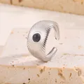 Vue détaillée de la bague ajustable en argent avec motif soleil et insert noir - Émail Noir / Argent