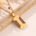 Makro-Detail des goldenen Edelstahl-Anhängers mit zweifarbigem Holzinlay und Box-Kette - Gespleißte Holz Hundemarke