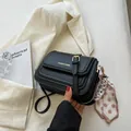 Bolso bandolera negro chic con textura ondulada y pañuelo decorativo de seda de lunares - Sin colgante / Negro