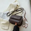 Bolso bandolera cuadrado marrón oscuro de cuero con pañuelo decorativo de seda de lunares - Sin colgante / Café