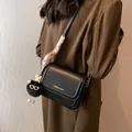 Schwarze Umhängetasche aus Leder mit gepunktetem Schalriemen und Plüschanhänger - Mit Anhänger Schal / Schwarz