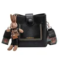 Borsa a secchiello in pelle nera con rivetti dorati e tracolla stile boho - con portachiavi / Nero