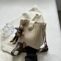 Sac seau blanc cassé avec texture plissée, bandoulière bohème et breloque lapin mignonne - Avec Pendentif / Blanc