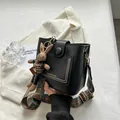Sac seau noir en similicuir avec bandoulière rétro et breloque lapin mignonne - Avec Pendentif / Noir