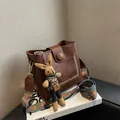 Sac seau vintage en cuir marron avec bandoulière jacquard et pendentif lapin - Avec Pendentif / Café