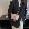 Sac bandoulière en tweed rose avec ornement camélia doré et bandoulière en chaîne - Grand Style Rose