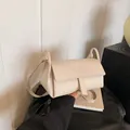 Bolso bandolera cuadrado color crema con textura de cuero lichi y diseño de solapa - Blanco