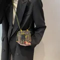 Mini sac boîte en tweed marron avec chaîne et camélia doré sur un blazer noir - Noir Petit