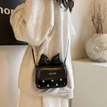 Mini borsa a tracolla in vernice nera con grande fiocco e motivi a pois bianchi - Nero
