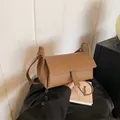 Bolso bandolera rectangular marrón en cuero granulado con diseño de solapa y correa fina - Marrón