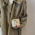Mini sac boîte en tweed avec bandoulière chaîne dorée et breloque fleur camélia - Blanc Petit