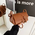 Καφέ μίνι τσάντα χιαστί από δέρμα με κόκκους, μεταλλική αγκράφα και πάνω λαβή κρατήματος - Κιτρινοκαφέ