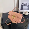 Rosa Handtasche mit Krokodilprägung, Goldverschluss und abnehmbarem Schultergurt - Rosa