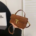 Elegante braune Handtasche mit Krokodilmuster, goldenem Schloss und Schultergurt - Braun