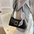 Bolso de hombro negro con patrón de cocodrilo, hebilla dorada y decoración de pañuelo - Negro