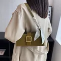 Bolso de hombro verde oliva con grabado de cocodrilo, hebilla dorada y pañuelo de seda - Verde Oliva