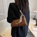 Bolso baguette marrón con relieve de cocodrilo, hebilla dorada y pañuelo decorativo - café