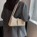 Elegante bolso baguette blanco crema con textura de cocodrilo y detalle de pañuelo de seda - Blanco Roto