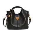 Klassieke zwarte lederen tote bucket bag met goudkleurig logo en geweven belhanger - Met Hanger / Zwart