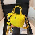 Borsa a tracolla in nylon giallo acceso con ciondolo panda e tracolla su scatola regalo - Giallo