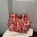 Grand sac cabas en toile avec imprimé léopard rose et rouge et poche à rivets métalliques - rose vif