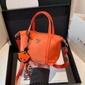 Borsa a mano in nylon arancione con ciondolo a panda e tracolla, presentata in scatola regalo - Arancione