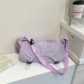 Lavendelfarbene Nylon-Sichelbag mit Faltenstruktur und verstellbarer schwarzer Schnalle - Lila